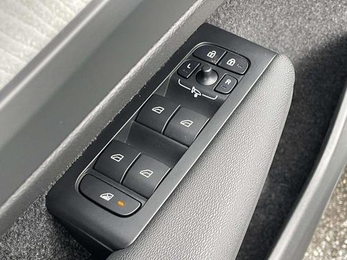 2023 Volvo XC40 B5 Ultimate Dark Theme