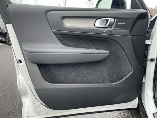 2023 Volvo XC40 B5 Ultimate Dark Theme