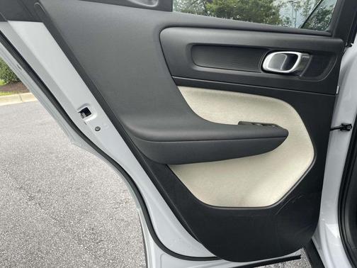 2022 Volvo XC40 T5 Momentum