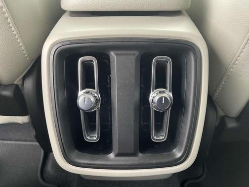 2022 Volvo XC40 T5 Momentum