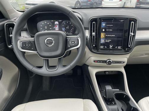 2022 Volvo XC40 T5 Momentum