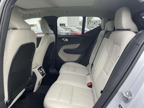 2022 Volvo XC40 T5 Momentum
