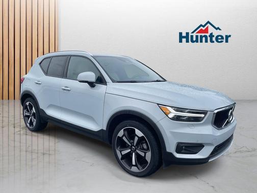 2022 Volvo XC40 T5 Momentum
