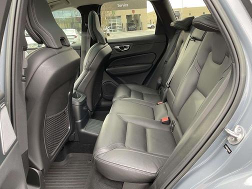 2023 Volvo XC60 Recharge Plug-In Hybrid T8 Ultimate Dark Theme