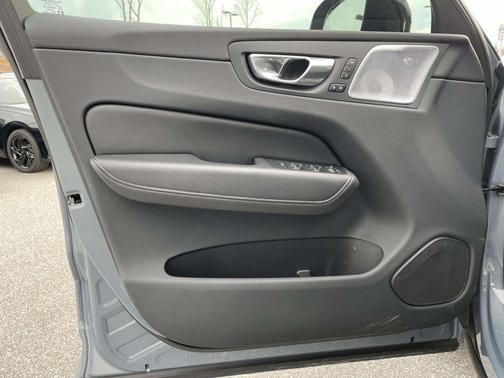 2023 Volvo XC60 Recharge Plug-In Hybrid T8 Ultimate Dark Theme