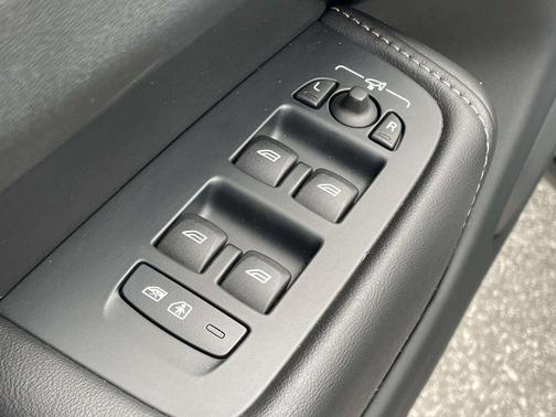 2023 Volvo XC60 Recharge Plug-In Hybrid T8 Ultimate Dark Theme