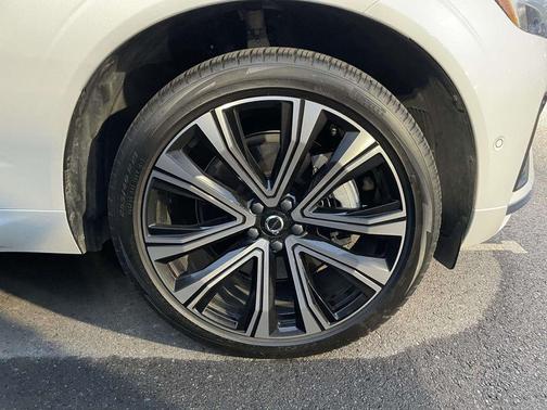 2023 Volvo XC60 B6 Ultimate Bright Theme