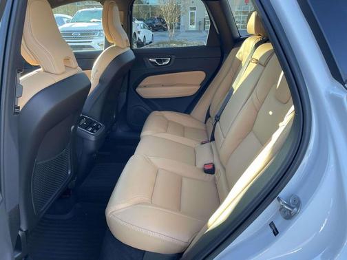 2023 Volvo XC60 B6 Ultimate Bright Theme
