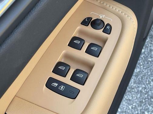 2023 Volvo XC60 B6 Ultimate Bright Theme