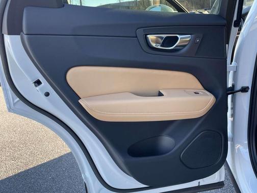 2023 Volvo XC60 B6 Ultimate Bright Theme