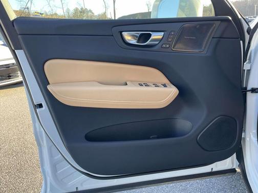 2023 Volvo XC60 B6 Ultimate Bright Theme