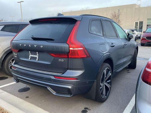 2024 Volvo XC60 B5 Ultimate Dark Theme
