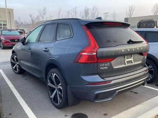 2024 Volvo XC60 B5 Ultimate Dark Theme