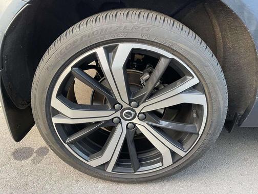 2024 Volvo XC60 B5 Ultimate Dark Theme