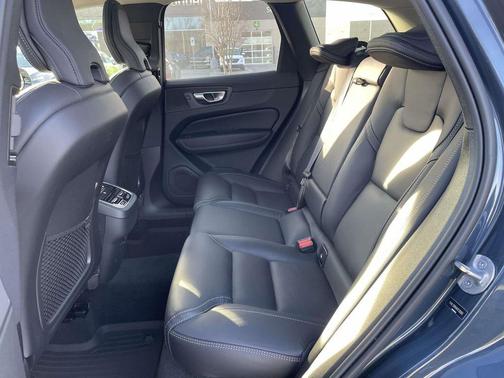 2024 Volvo XC60 B5 Ultimate Dark Theme