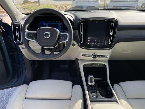 2023 Volvo XC40 B5 Ultimate Dark Theme