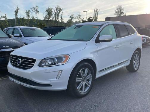 Crystal White Pearl Metallic 2017 Volvo XC60 T5 Inscription