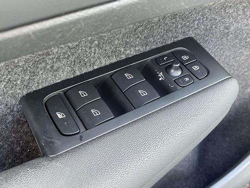 2023 Volvo XC40 B5 Core