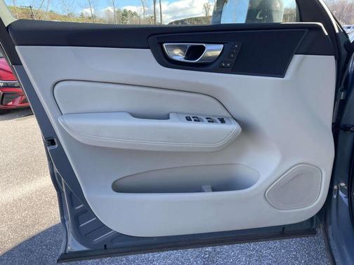 2023 Volvo XC60 B5 Plus Bright Theme