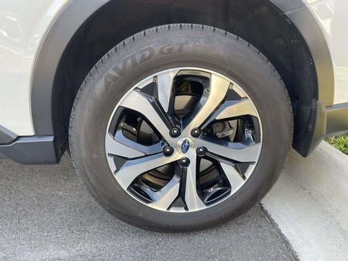 Crystal White Pearl 2022 Subaru Outback Limited