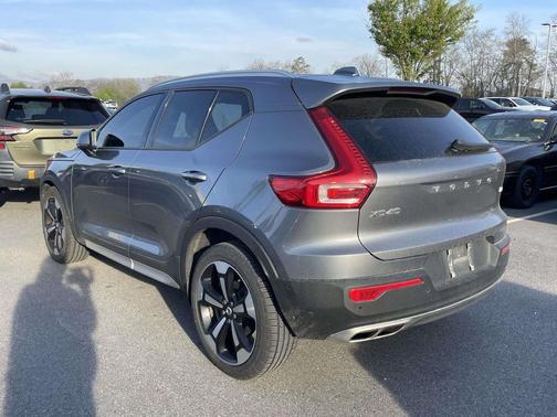 Gray Metallic 2019 Volvo XC40 T5 Momentum