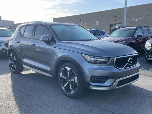 Gray Metallic 2019 Volvo XC40 T5 Momentum