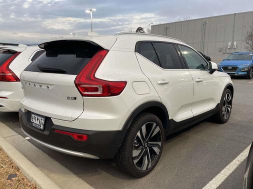 2023 Volvo XC40 B5 Plus Bright Theme