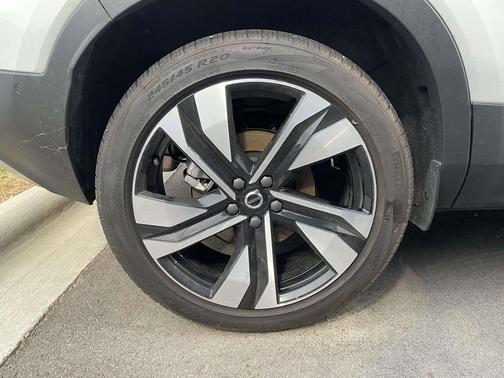 2023 Volvo XC40 B5 Plus Bright Theme