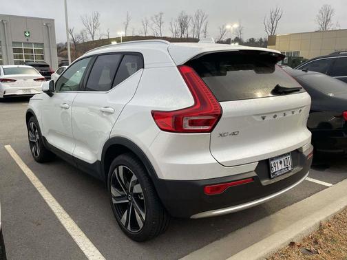 2023 Volvo XC40 B5 Plus Bright Theme