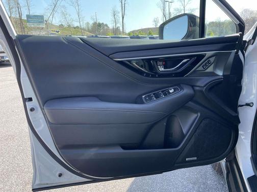 Crystal White Pearl 2022 Subaru Outback Limited XT