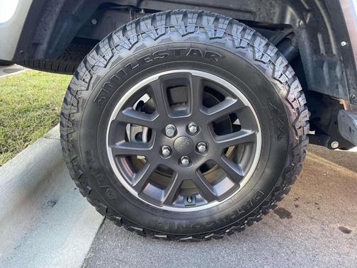 Silver Zynith Clearcoat 2023 Jeep Gladiator Overland