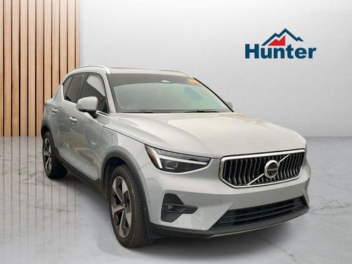 2025 Volvo XC40 B5 Plus Bright Theme