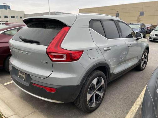 2025 Volvo XC40 B5 Plus Bright Theme