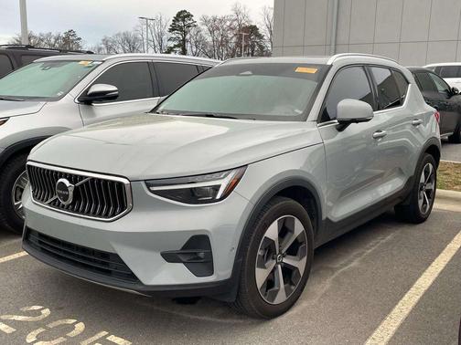 2025 Volvo XC40 B5 Plus Bright Theme