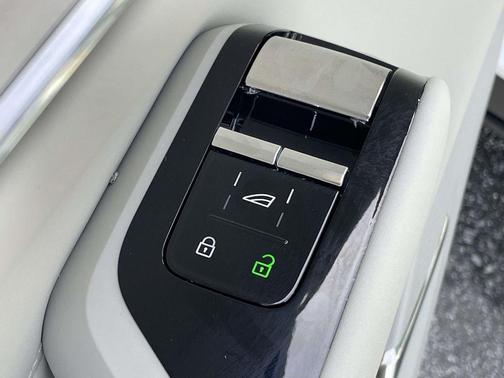 Crystal White Metallic 2025 Volvo EX90 Twin Motor Ultra