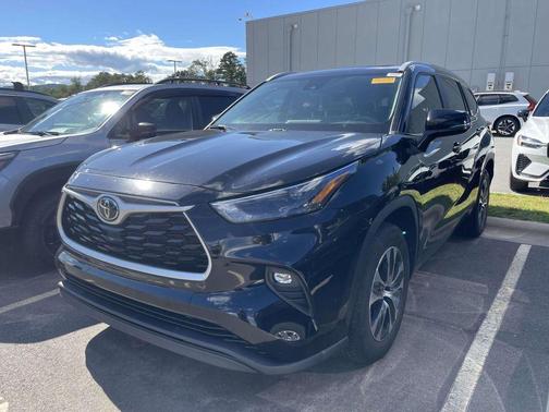 Midnight Black Metallic 2023 Toyota Highlander XLE