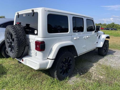 Bright White Clearcoat 2023 Jeep Wrangler Sahara