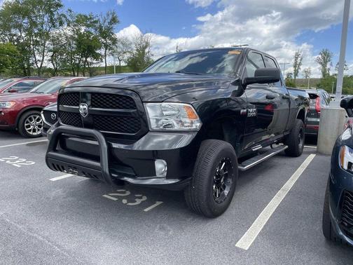 Brilliant Black Crystal Pearlcoat 2018 RAM 1500 Express
