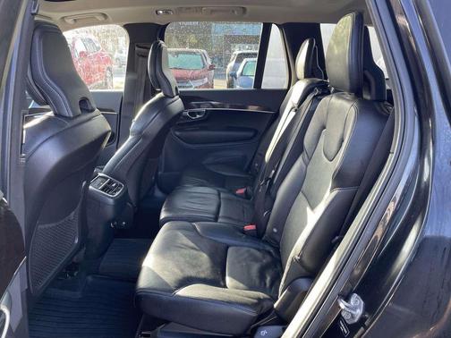 2019 Volvo XC90 T6 Momentum