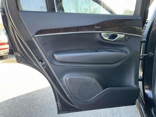 2019 Volvo XC90 T6 Momentum