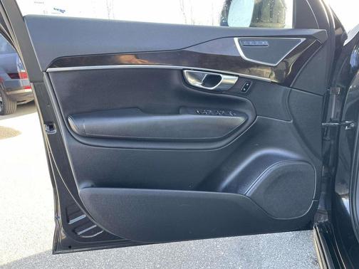 2019 Volvo XC90 T6 Momentum