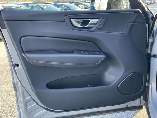 2023 Volvo XC60 B5 Plus Dark Theme