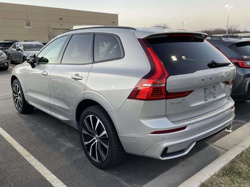 2023 Volvo XC60 B5 Plus Dark Theme