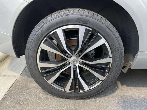 2023 Volvo XC60 B5 Plus Dark Theme