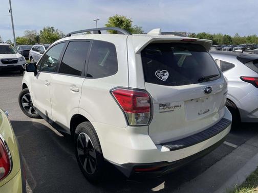 Crystal White Pearl 2017 Subaru Forester 2.5i Premium