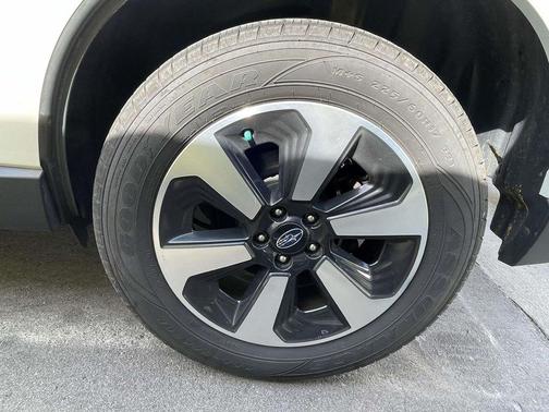 Crystal White Pearl 2017 Subaru Forester 2.5i Premium