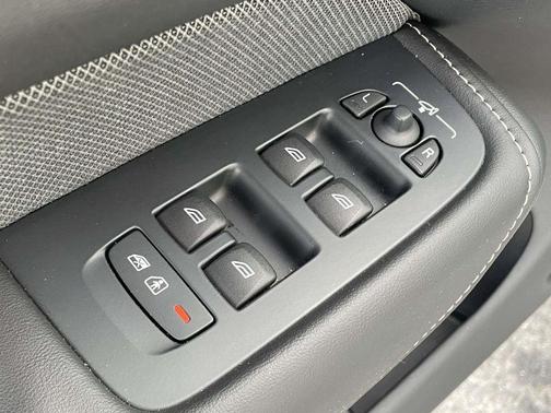 2024 Volvo XC60 Recharge Plug-In Hybrid T8 Polestar Engineered