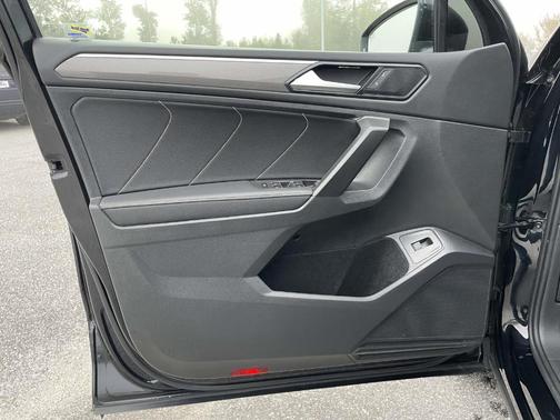 Deep Black Pearl Effect 2022 Volkswagen Tiguan 2.0T SE R-Line Black
