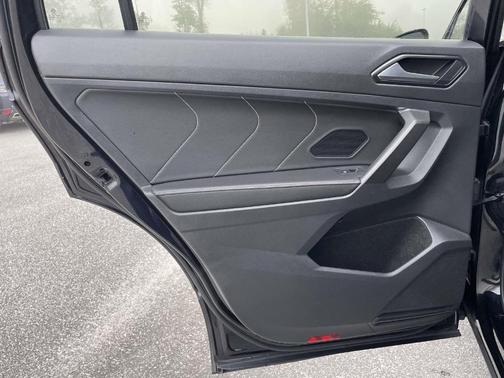 Deep Black Pearl Effect 2022 Volkswagen Tiguan 2.0T SE R-Line Black