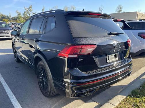 Deep Black Pearl Effect 2022 Volkswagen Tiguan 2.0T SE R-Line Black